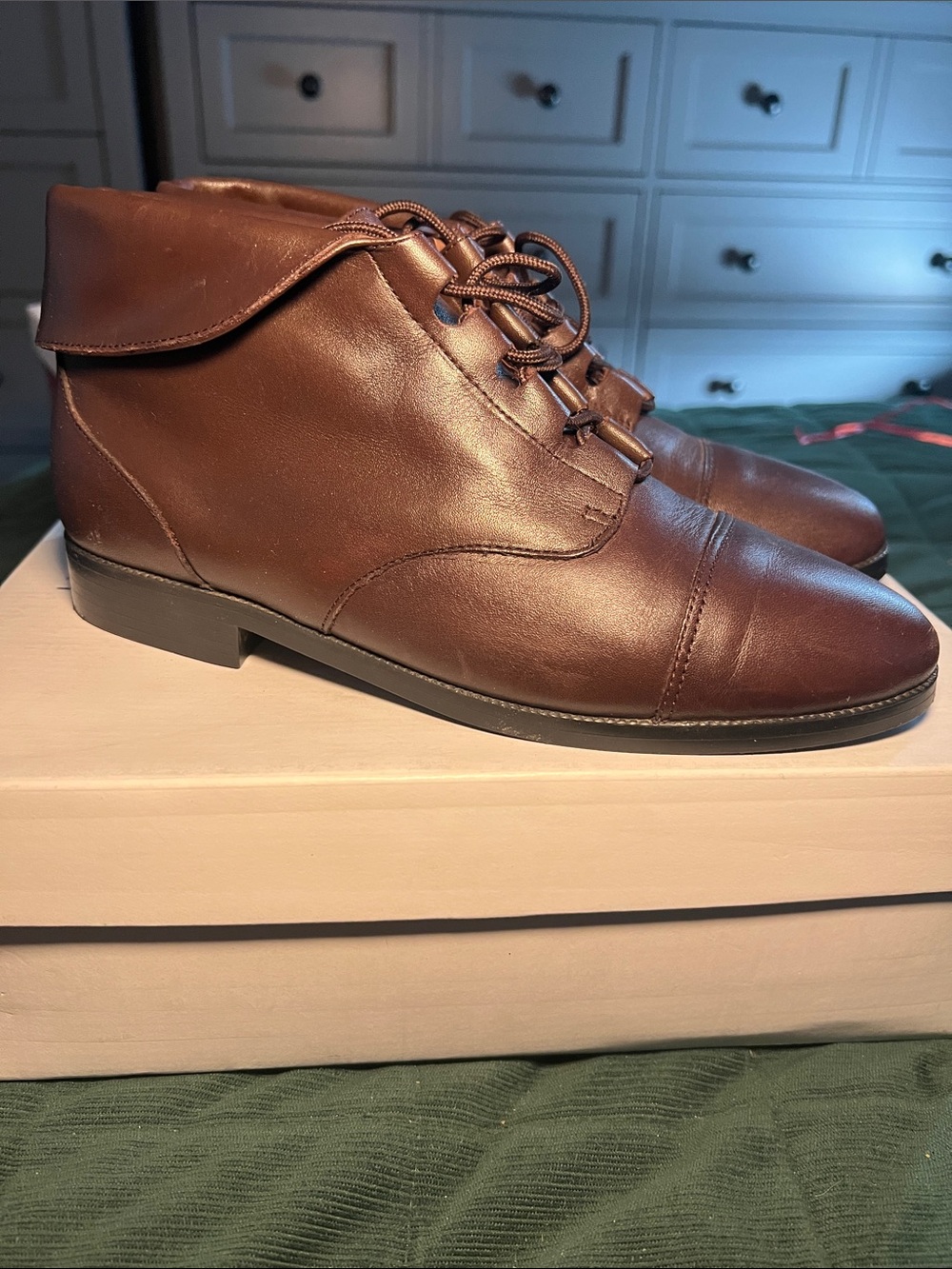 Vintage Women’s Brown Leather Chukka Boots with Lace-Up Closure